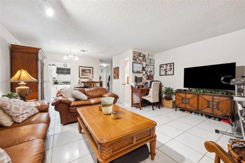 Townhouse in Lighthouse Point, Florida 2 bedrooms, 94.76 sq.m. № 1867009 - photo 6