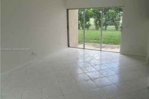 Купить кондоминиум в Тамарак, Флорида 3 спальни, 114.27м2, № 1994412 - фото 10