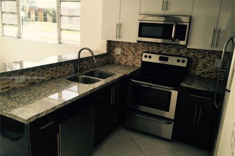 Купить кондоминиум в Тамарак, Флорида 3 спальни, 114.27м2, № 1994412 - фото 6