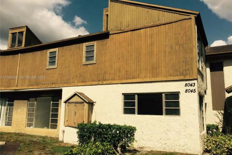 Купить кондоминиум в Тамарак, Флорида 3 спальни, 114.27м2, № 1994412 - фото 1