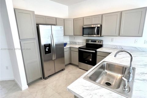 Touwnhouse à vendre à Miami Gardens, Floride: 4 chambres, 148.83 m2 № 2153719 - photo 9