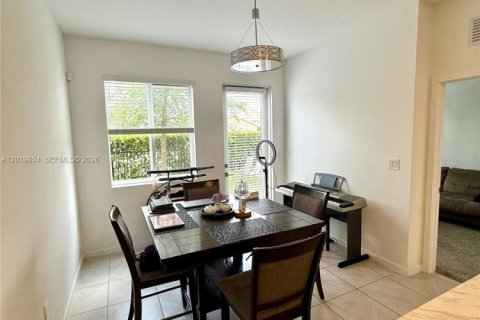 Touwnhouse à vendre à Miami Gardens, Floride: 4 chambres, 148.83 m2 № 2153719 - photo 15