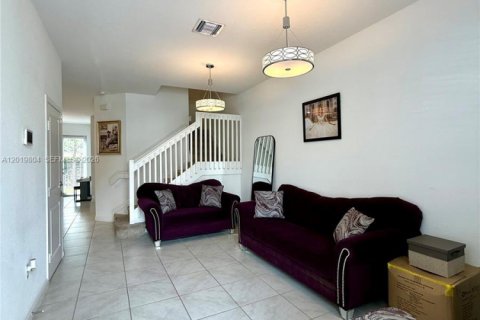 Touwnhouse à vendre à Miami Gardens, Floride: 4 chambres, 148.83 m2 № 2153719 - photo 7