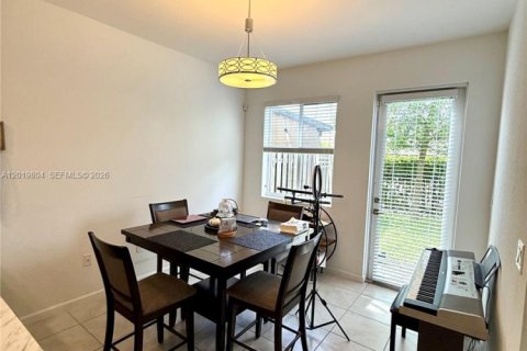Touwnhouse à vendre à Miami Gardens, Floride: 4 chambres, 148.83 m2 № 2153719 - photo 4