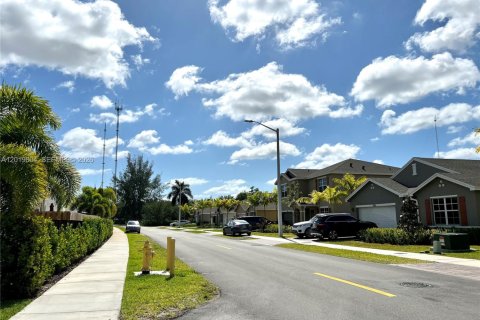 Touwnhouse à vendre à Miami Gardens, Floride: 4 chambres, 148.83 m2 № 2153719 - photo 11