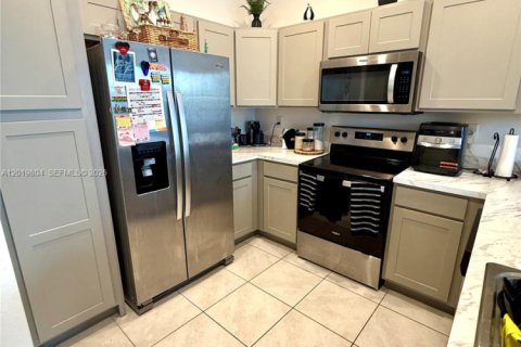 Touwnhouse à vendre à Miami Gardens, Floride: 4 chambres, 148.83 m2 № 2153719 - photo 3