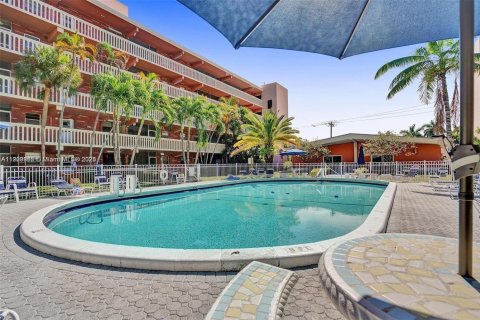 Condominio en venta en Hallandale Beach, Florida, 1 dormitorio, 61.32 m2 № 1975043 - foto 1