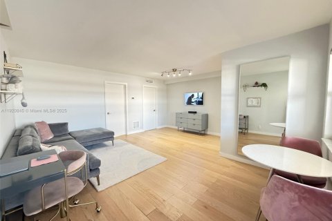 Condominio en venta en Hallandale Beach, Florida, 1 dormitorio, 61.32 m2 № 1975043 - foto 8