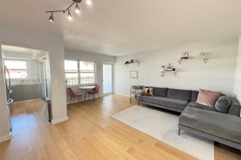 Condominio en venta en Hallandale Beach, Florida, 1 dormitorio, 61.32 m2 № 1975043 - foto 11