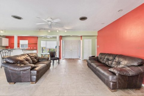 House in Sarasota, Florida 3 bedrooms, 165.46 sq.m. № 1686629 - photo 9