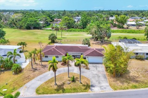 House in Sarasota, Florida 3 bedrooms, 165.46 sq.m. № 1686629 - photo 1