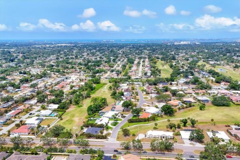 House in Sarasota, Florida 3 bedrooms, 165.46 sq.m. № 1686629 - photo 2