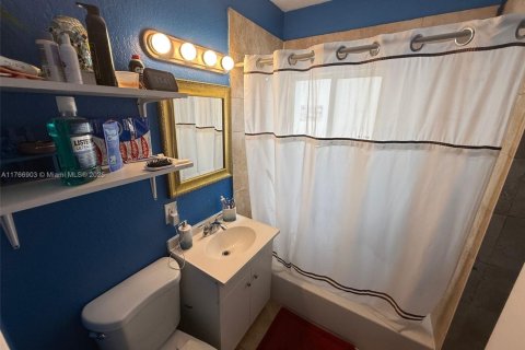 Condo in Miami, Florida, 2 bedrooms  № 1867437 - photo 16