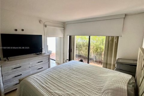 Condo in Miami, Florida, 1 bedroom  № 1943645 - photo 12