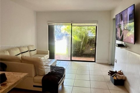Condo in Miami, Florida, 1 bedroom  № 1943645 - photo 9