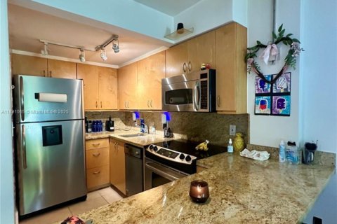 Condo in Miami, Florida, 1 bedroom  № 1943645 - photo 6