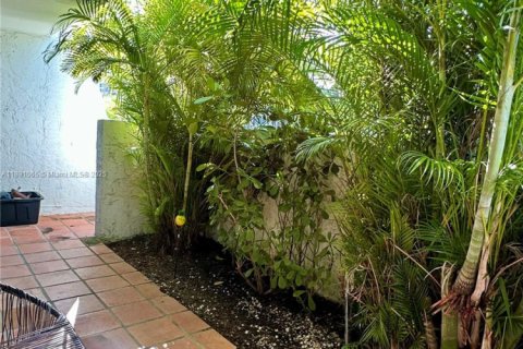 Condo in Miami, Florida, 1 bedroom  № 1943645 - photo 3