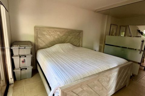 Condo in Miami, Florida, 1 bedroom  № 1943645 - photo 11