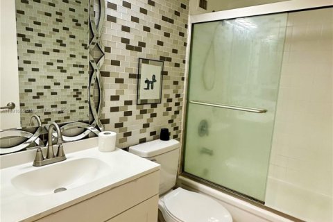 Condo in Miami, Florida, 1 bedroom  № 1943645 - photo 18