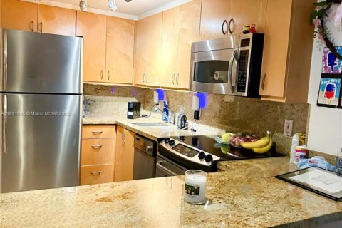 Condo in Miami, Florida, 1 bedroom  № 1943645 - photo 8