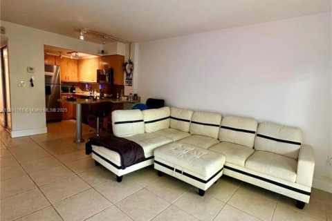 Condo in Miami, Florida, 1 bedroom  № 1943645 - photo 4
