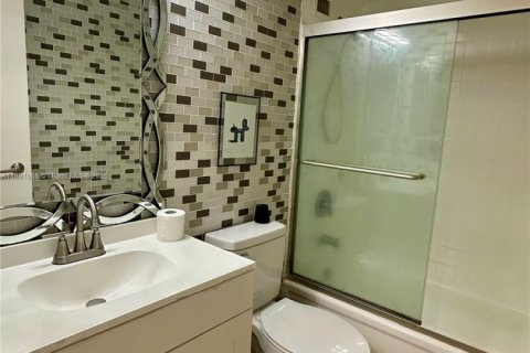Condo in Miami, Florida, 1 bedroom  № 1943645 - photo 17