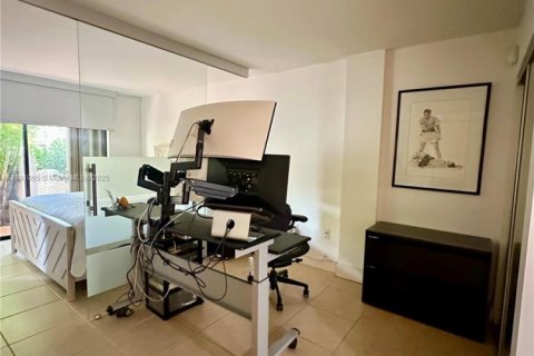Condo in Miami, Florida, 1 bedroom  № 1943645 - photo 13
