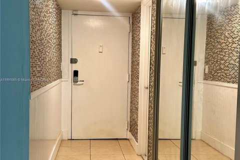 Condo in Miami, Florida, 1 bedroom  № 1943645 - photo 16