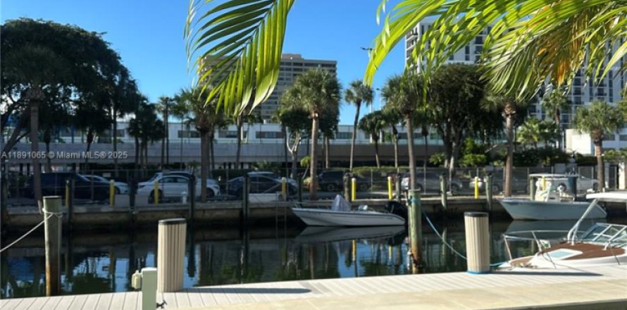 Condo in Miami, Florida, 1 bedroom  № 1943645
