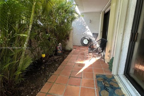 Condo in Miami, Florida, 1 bedroom  № 1943645 - photo 2
