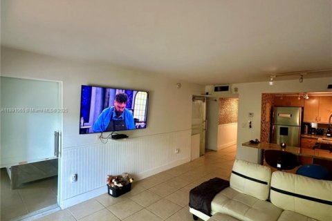 Condo in Miami, Florida, 1 bedroom  № 1943645 - photo 5