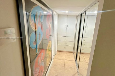 Condo in Miami, Florida, 1 bedroom  № 1943645 - photo 15