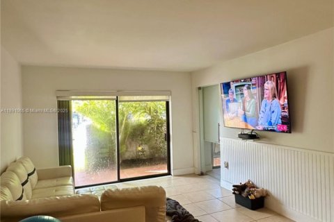 Condo in Miami, Florida, 1 bedroom  № 1943645 - photo 10