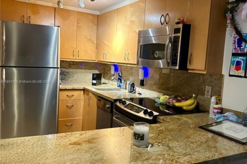 Condo in Miami, Florida, 1 bedroom  № 1943645 - photo 7