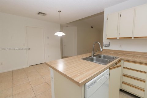 Condo in Hialeah, Florida, 1 bedroom  № 1807863 - photo 1