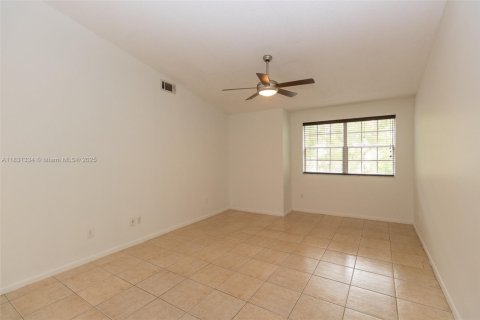 Condo in Hialeah, Florida, 1 bedroom  № 1807863 - photo 8
