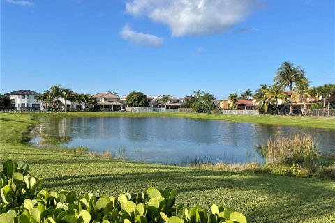 Commercial property in Kendall, Florida № 1827488 - photo 1