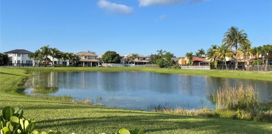 Commercial property in Kendall, Florida № 1827488