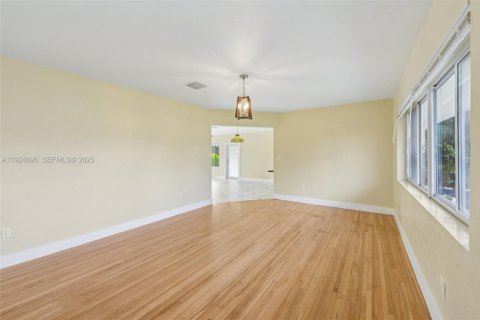 Casa en venta en Miami, Florida, 3 dormitorios, 142.05 m2 № 1983791 - foto 5
