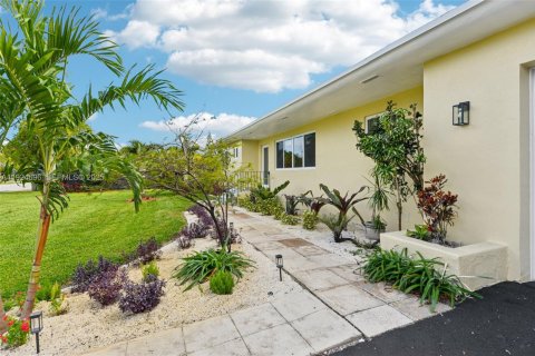 Casa en venta en Miami, Florida, 3 dormitorios, 142.05 m2 № 1983791 - foto 4