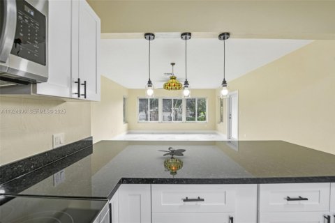 Casa en venta en Miami, Florida, 3 dormitorios, 142.05 m2 № 1983791 - foto 14