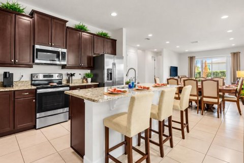 Casa en alquiler en Kissimmee, Florida, 8 dormitorios, 316.98 m2 № 2422827 - foto 3