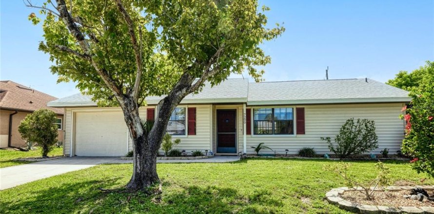 House in Englewood, Florida 2 bedrooms, 101.36 sq.m. № 1820679