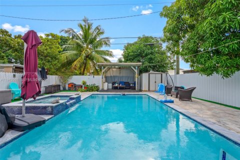 Casa en venta en Hialeah, Florida, 3 dormitorios, 144 m2 № 2088774 - foto 9
