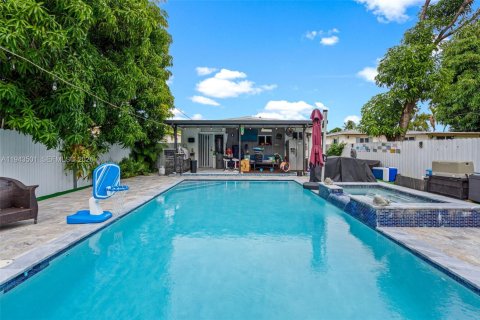 Casa en venta en Hialeah, Florida, 3 dormitorios, 144 m2 № 2088774 - foto 12