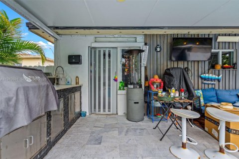 Casa en venta en Hialeah, Florida, 3 dormitorios, 144 m2 № 2088774 - foto 16