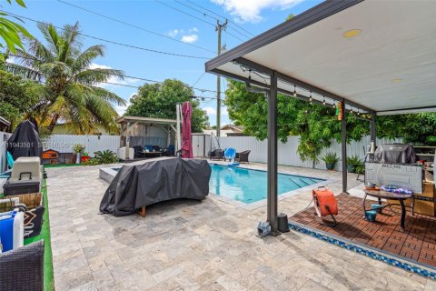 Casa en venta en Hialeah, Florida, 3 dormitorios, 144 m2 № 2088774 - foto 6
