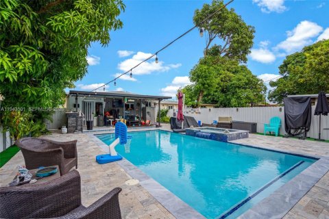Casa en venta en Hialeah, Florida, 3 dormitorios, 144 m2 № 2088774 - foto 11