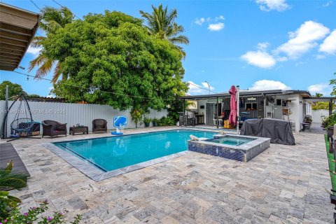 Casa en venta en Hialeah, Florida, 3 dormitorios, 144 m2 № 2088774 - foto 14