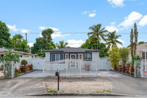 Casa en venta en Hialeah, Florida, 3 dormitorios, 144 m2 № 2088774 - foto 1